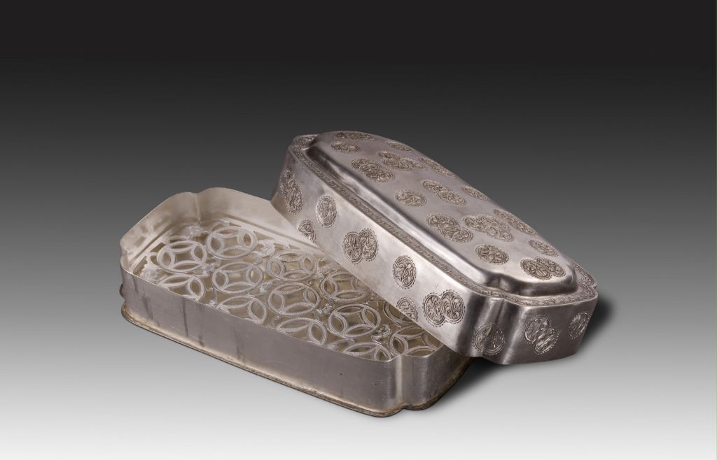 图片[1]-Silver carved leather ball pattern rectangular box-China Archive